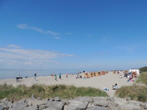 A beach with people and tents, a clear sky, and a calm sea. - Vacation apartment house 2 (adults only) - Ferienhäuser Liethmann (Insel Poel)