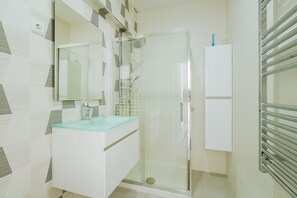 Dusche, Haartrockner, Handtücher, Seife