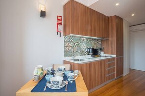 Réfrigérateur, micro-ondes, cafetière/bouilloire, grille-pain