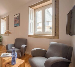 Una sala de estar moderna con comedor, un ventanal grande y un rótulo que dice "Clean & Safe".