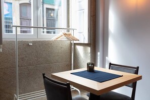 Dining - TORRINHA A - Charming studio located in the artistic district of Miguel Bombarda (Porto)