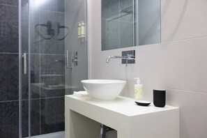 Dusche, Haartrockner, Handtücher