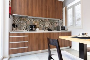 Fridge, microwave, stovetop, coffee/tea maker