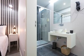 Shower, hair dryer, towels - TORRINHA B - Charming studio located in the artistic district of Miguel Bombarda (Porto)