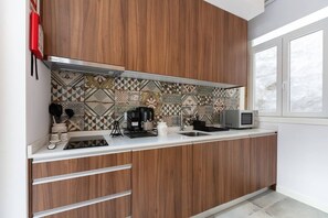 Kühlschrank, Mikrowelle, Herdplatte, Wasserkocher mit Kaffee-/Teezubehör