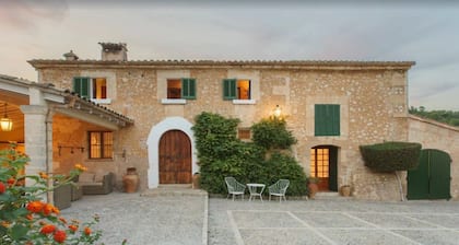 Belle maison de vacances "Can Faveta" avec vue sur la montagne, piscine, Wi-Fi