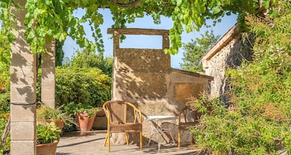 Beautiful Vacation Home "Can Faveta" with Mountain View, Pool, Wi-Fi