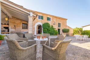 Outdoor dining - Beautiful Vacation Home "Can Faveta" with Mountain View, Pool, Wi-Fi (Alcudia)