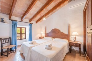 6 bedrooms, iron/ironing board, free WiFi, bed sheets - Beautiful Vacation Home "Can Faveta" with Mountain View, Pool, Wi-Fi (Alcudia)