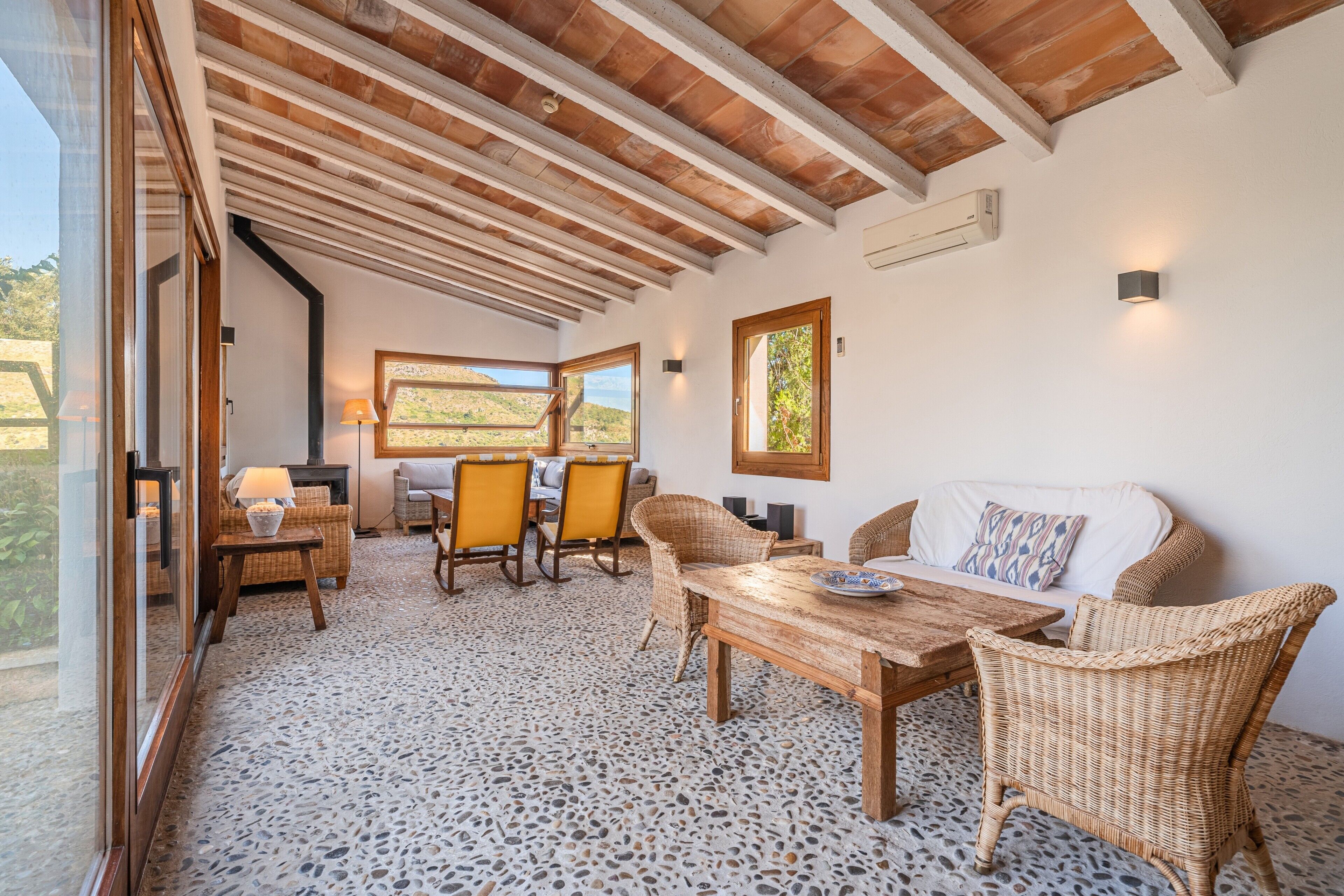 TV, fireplace, ping pong, stereo