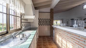 Jääkaappi, uuni, liesi, astianpesukone