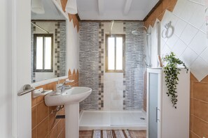 Bathtub, hair dryer, towels