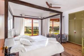 6 bedrooms, iron/ironing board, free WiFi, bed sheets - Villa Bon Viure with Sea View, Wi-Fi, Air Conditioning, Pool, Garden & Terraces; Parking Available (Marratxí)