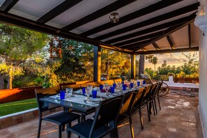 Outdoor dining - Villa Bon Viure with Sea View, Wi-Fi, Air Conditioning, Pool, Garden & Terraces; Parking Available (Marratxí)