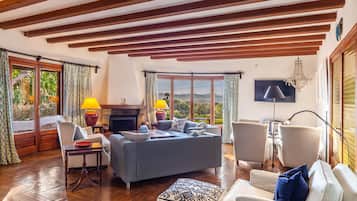 電視、壁爐、音響