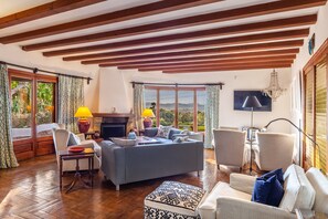 تلفزيون، مدفأة، ستيريو