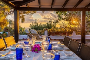 Outdoor dining - Villa Bon Viure with Sea View, Wi-Fi, Air Conditioning, Pool, Garden & Terraces; Parking Available (Marratxí)