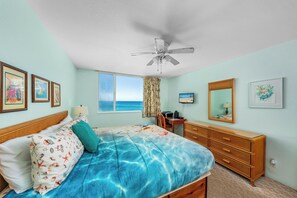 1 bedroom, desk, iron/ironing board, free WiFi - 🐳 Newly Renovated Oceanfront Condo in Kona! 🌅 - Hale Kona Kai 302 (Kailua Kona)