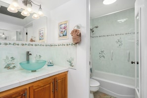 Combined shower/bathtub, hair dryer, towels - 🐳 Newly Renovated Oceanfront Condo in Kona! 🌅 - Hale Kona Kai 302 (Kailua Kona)