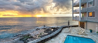 Spectacular Condo 🤿 with a Lanai that Almost Hangs Over The Ocean! 🌊 - Hale Kona Kai 304