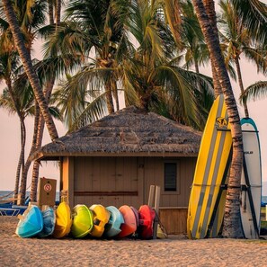 Beach nearby - Spectacular Condo 🤿 with a Lanai that Almost Hangs Over The Ocean! 🌊 - Hale Kona Kai 304 (Kailua Kona)