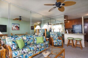 TV, stereo - Spectacular Condo 🤿 with a Lanai that Almost Hangs Over The Ocean! 🌊 - Hale Kona Kai 304 (Kailua Kona)