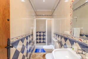 Bathtub, hair dryer, towels - Holiday Home "Casa Rural Villena" with Sea View, Wi-Fi, Pool & Terrace (Frigiliana)