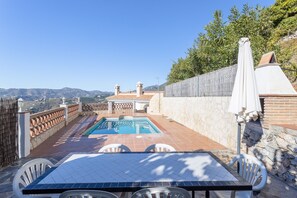 Outdoor dining - Holiday Home "Casa Rural Villena" with Sea View, Wi-Fi, Pool & Terrace (Frigiliana)