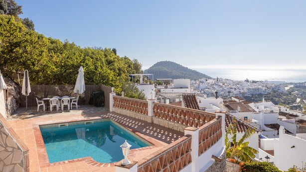 A rooftop pool with a view of a coastal town and a hill. - Holiday Home "Casa Rural Villena" with Sea View, Wi-Fi, Pool & Terrace (Frigiliana)