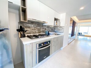 Frigorífico, microondas, horno y placa de cocina