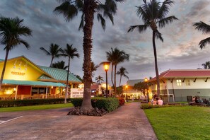 Property grounds - Oceanfront Condo🏄‍♀️Wrap-Around Lanai Almost Hanging Over The Ocean! 🌊 Hale Kona Kai 313 (Kailua Kona)