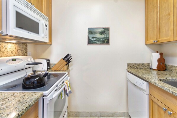 Réfrigérateur, micro-ondes, lave-vaisselle, cafetière/bouilloire