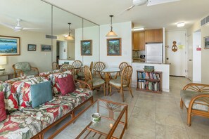 TV, stereo - True and Absolute Oceanfront Condo 🌅 Breathtaking Views From The Lanai!🍍Hale Kona Kai 402 (Kailua Kona)