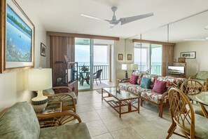 TV, stereo - True and Absolute Oceanfront Condo 🌅 Breathtaking Views From The Lanai!🍍Hale Kona Kai 402 (Kailua Kona)