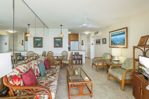TV, stereo - True and Absolute Oceanfront Condo 🌅 Breathtaking Views From The Lanai!🍍Hale Kona Kai 402 (Kailua Kona)