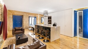 A modern apartment with a kitchen, living room, and a dining area. - Beautiful Loft “Green Street Lisbon” in City Centre with Wi-Fi & A/C (Lisboa)