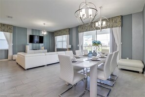 Villa (Champions Gate 8 Bedroom Resort Villa) | Cocina privada | Refrigerador, microondas y utensilios de cocina 