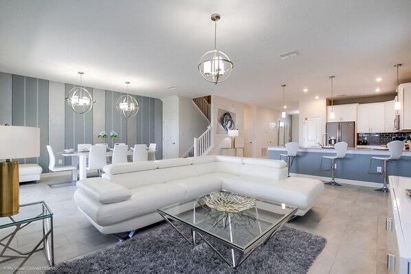 Villa (Champions Gate 8 Bedroom Resort Villa) | Sala de estar | Televisión de pantalla plana 