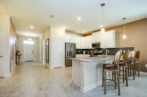 Kjøleskap, mikrobølgeovn og kjøkkenutstyr