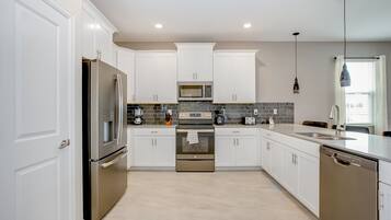 Villa (351 0CEAN Amazing Champions Gate 9 B) | Private kitchen | Fridge, microwave, cookware/dishes/utensils