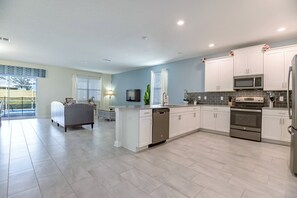 Villa (9052SD  Amazing Champions Gate 8 Bedr) | Cuisine privée | Réfrigérateur, four à micro-ondes, vaisselle et ustensiles