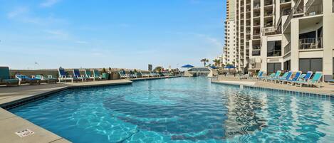 Een binnenzwembad, een verwarmd zwembad