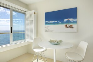 Dining - Panoramic Oceanfront & Diamond Head views, just steps to beach. FREE Parking! (Honolulu)