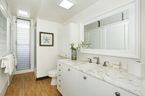 Shower, hair dryer, towels - Panoramic Oceanfront & Diamond Head views, just steps to beach. FREE Parking! (Honolulu)