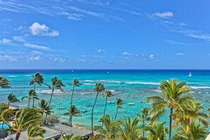 On the beach - Panoramic Oceanfront & Diamond Head views, just steps to beach. FREE Parking! (Honolulu)