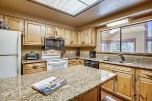 Townhome, 3 Bedrooms | Private kitchen | Fridge, oven, coffee/tea maker, toaster