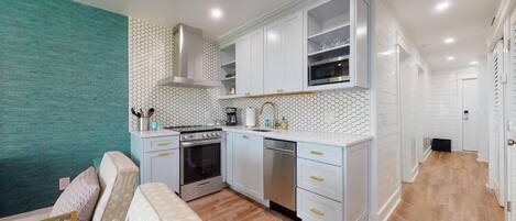 Kylskåp, mikrovågsugn, ugn och spishäll