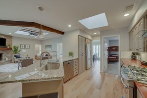 冷蔵庫、電子レンジ、オーブン、コンロ