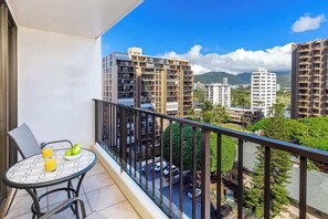Outdoor dining - Breezy Waikiki retreat w/ lanai & beach access (Honolulu)