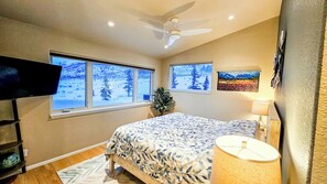 4 bedrooms, desk, iron/ironing board, free WiFi - Mountain Escape: Sunshine, Hot Tub Soaks & Strolls — Dillon Lake Days Await! (Dillon)